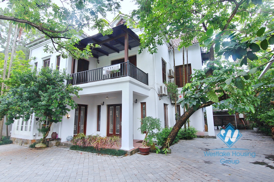 Cosy house with large yard and garden for lease in Xuan Dieu street, Tay Ho, Hanoi